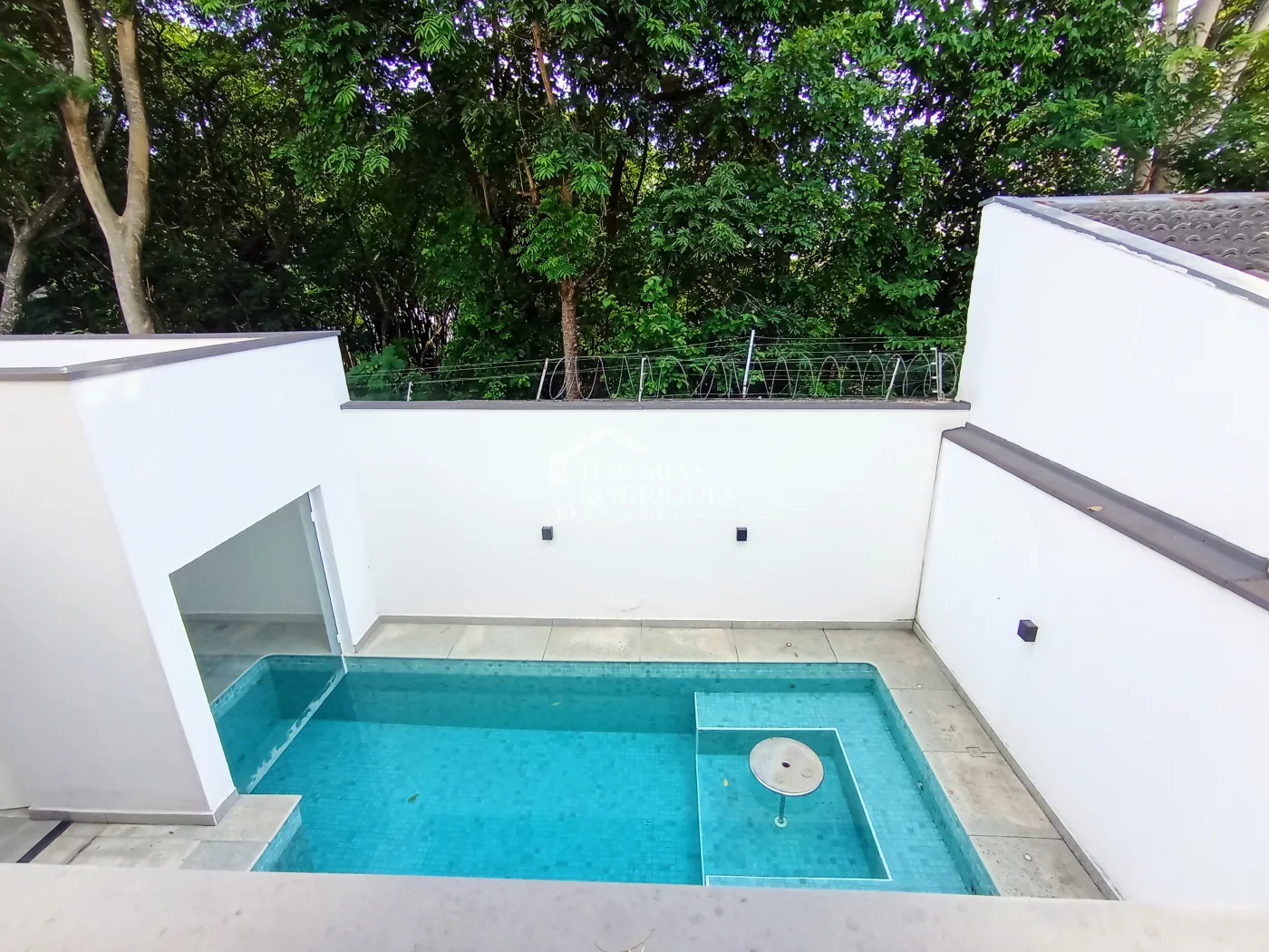 Casa à venda com 3 dormitórios no Condomínio Campos do Conde I em Tremembé/SP.