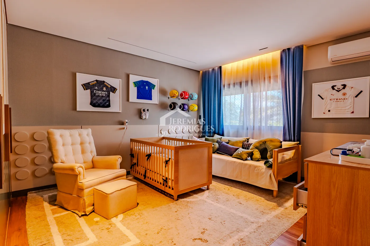 Casa à venda com 4 suítes no Condomínio Taubaté Village em Taubaté/SP.