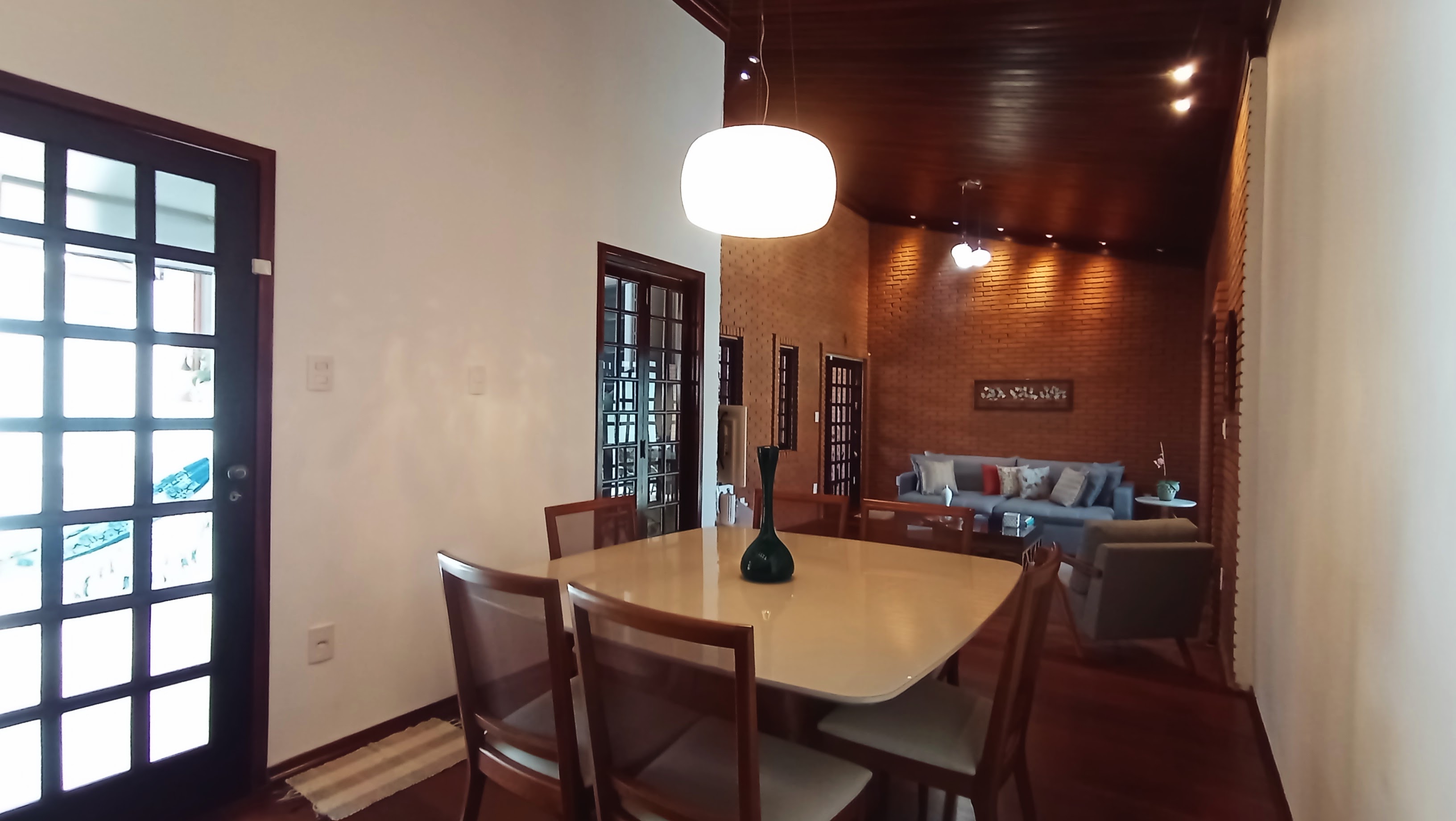 Casa à venda com 3 dormitórios no bairro Jardim do Sol em Taubaté/SP.