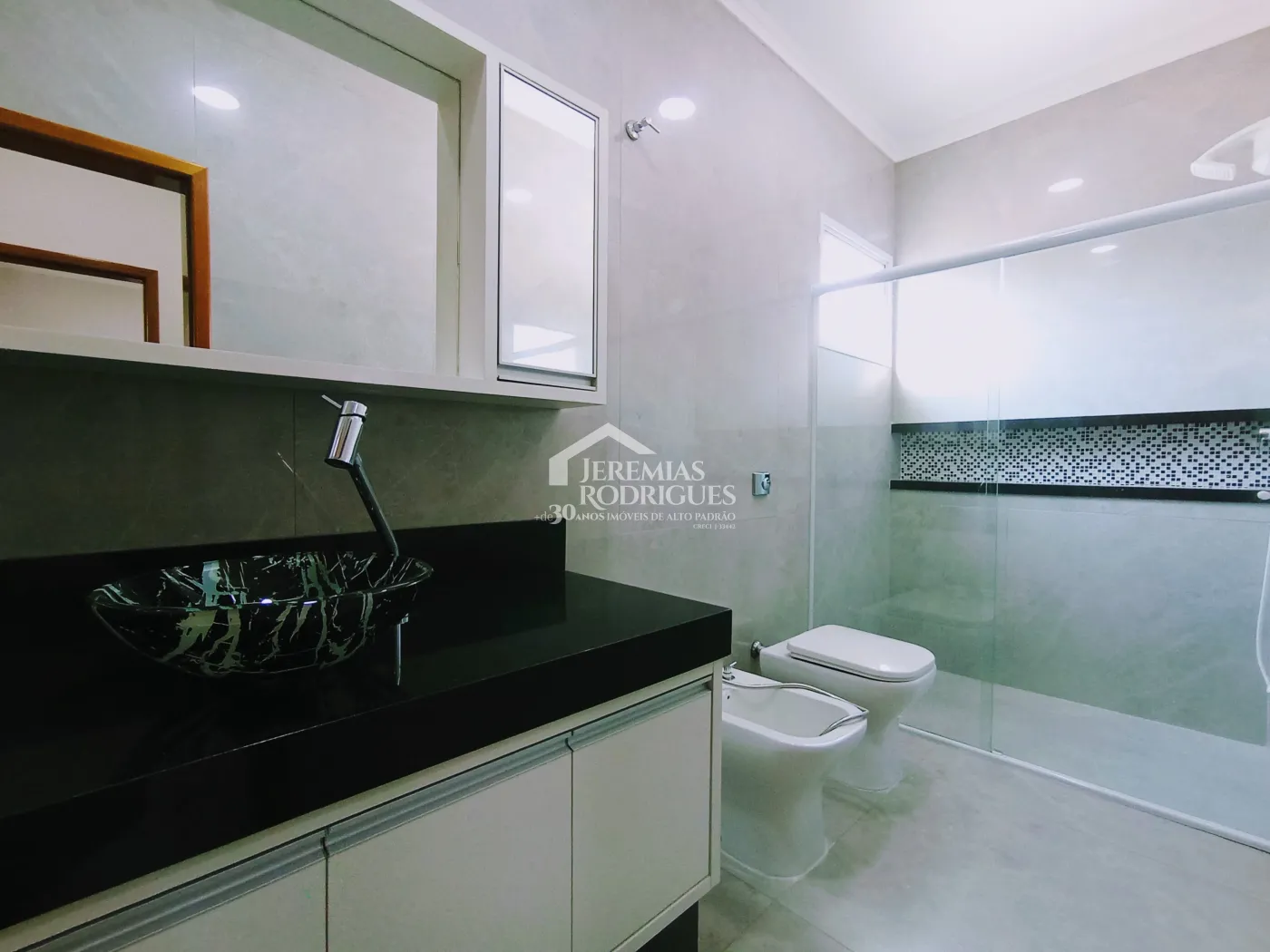 Casa para venda e locação com 3 dormitórios, no Condomínio Campos do Conde II em Tremembé/SP.