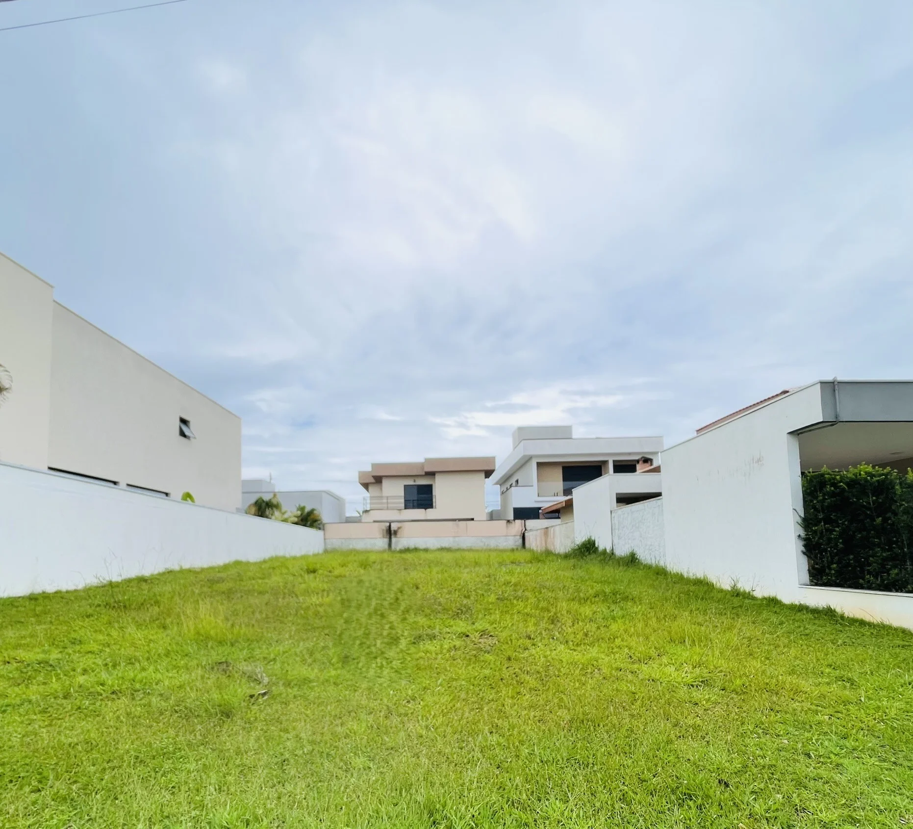 Terreno com 403 m² no Condomínio Ouro Ville em Taubaté/SP. 