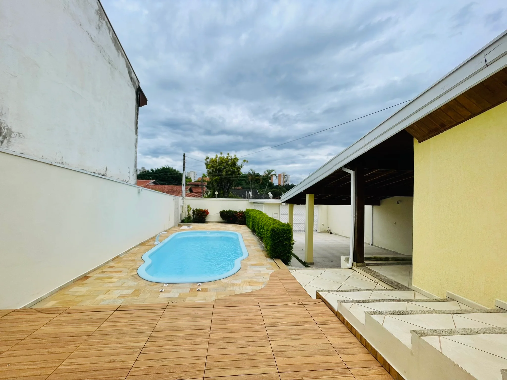 Casa à venda com 3 dormitórios no bairro Jardim das Nações em Taubaté/SP. 