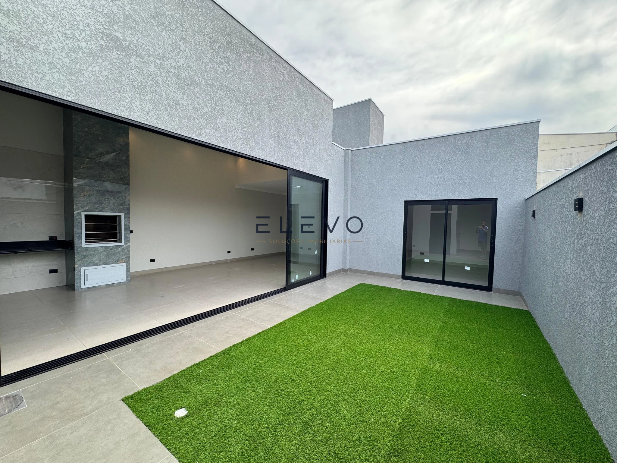Casa à Venda no Jardim Munique em Maringá | 132m², 3 Quartos, Suíte, Churrasqueira e Espaço para Piscina