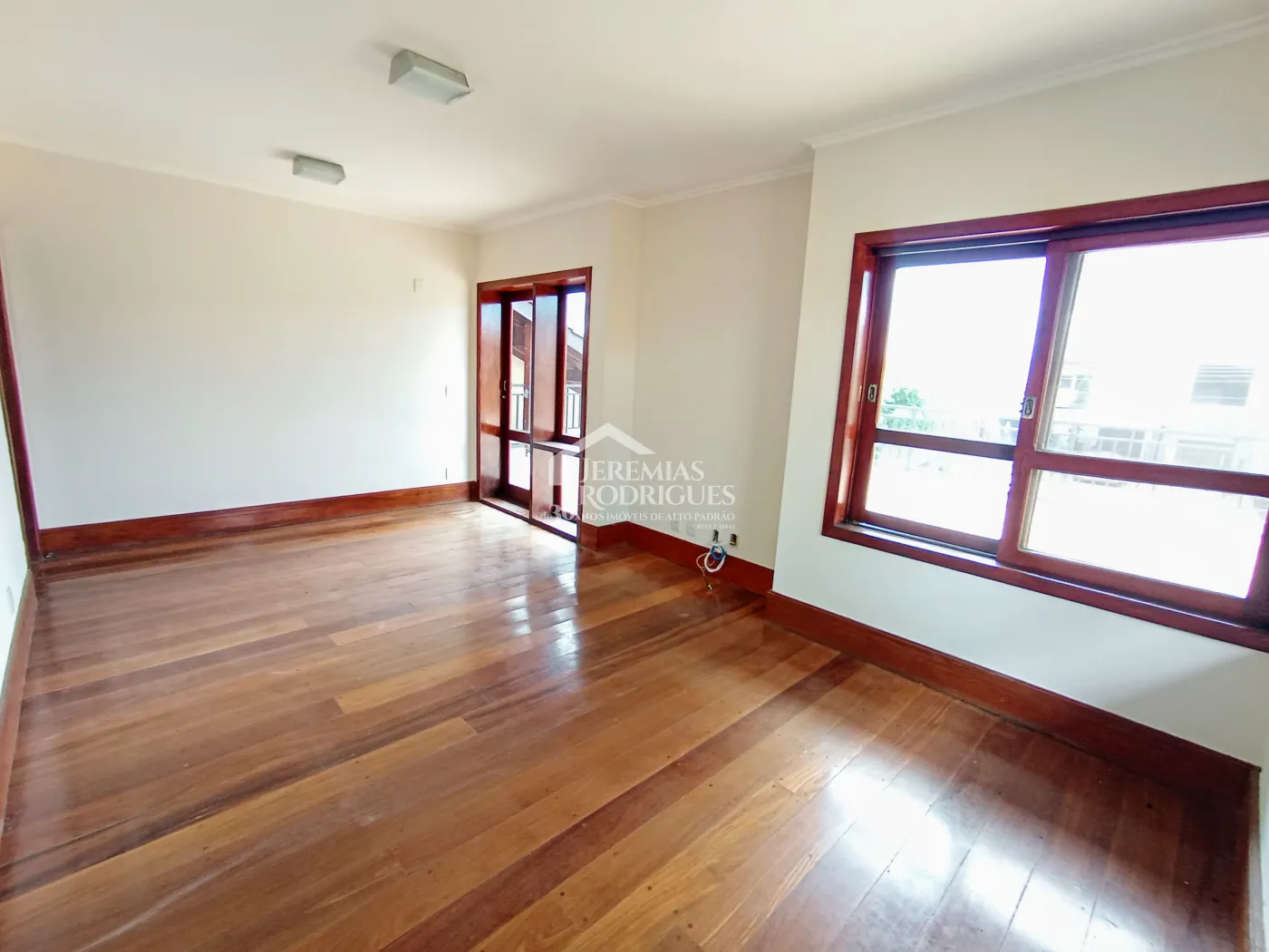 Casa à venda e locação com 4 suítes no Condomínio Colonial Village I em Pindamonhangaba/SP.