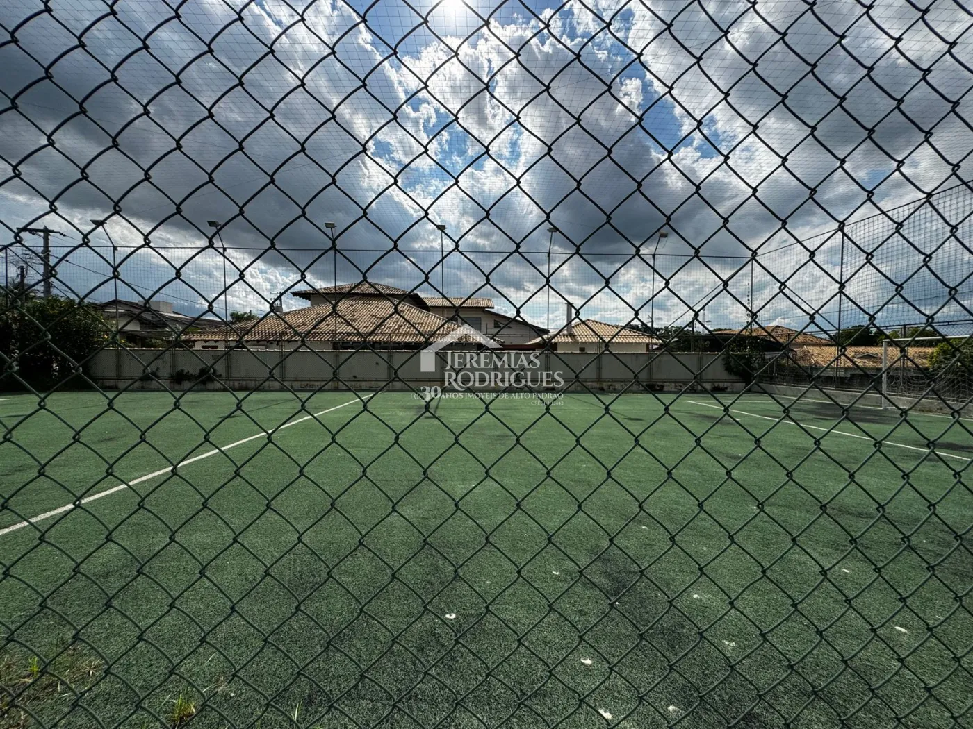 Terreno à venda no Condomínio Colonial Village I em Pindamonhangaba/SP.