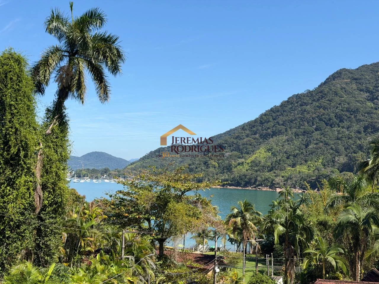 Casa à venda no Condomínio Santa Rita em Ubatuba/SP.