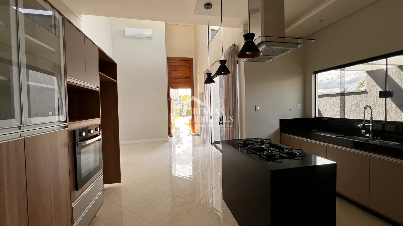 Casa à venda com 3 dormitórios no Condomínio Campos do Conde II em Tremembé/SP.