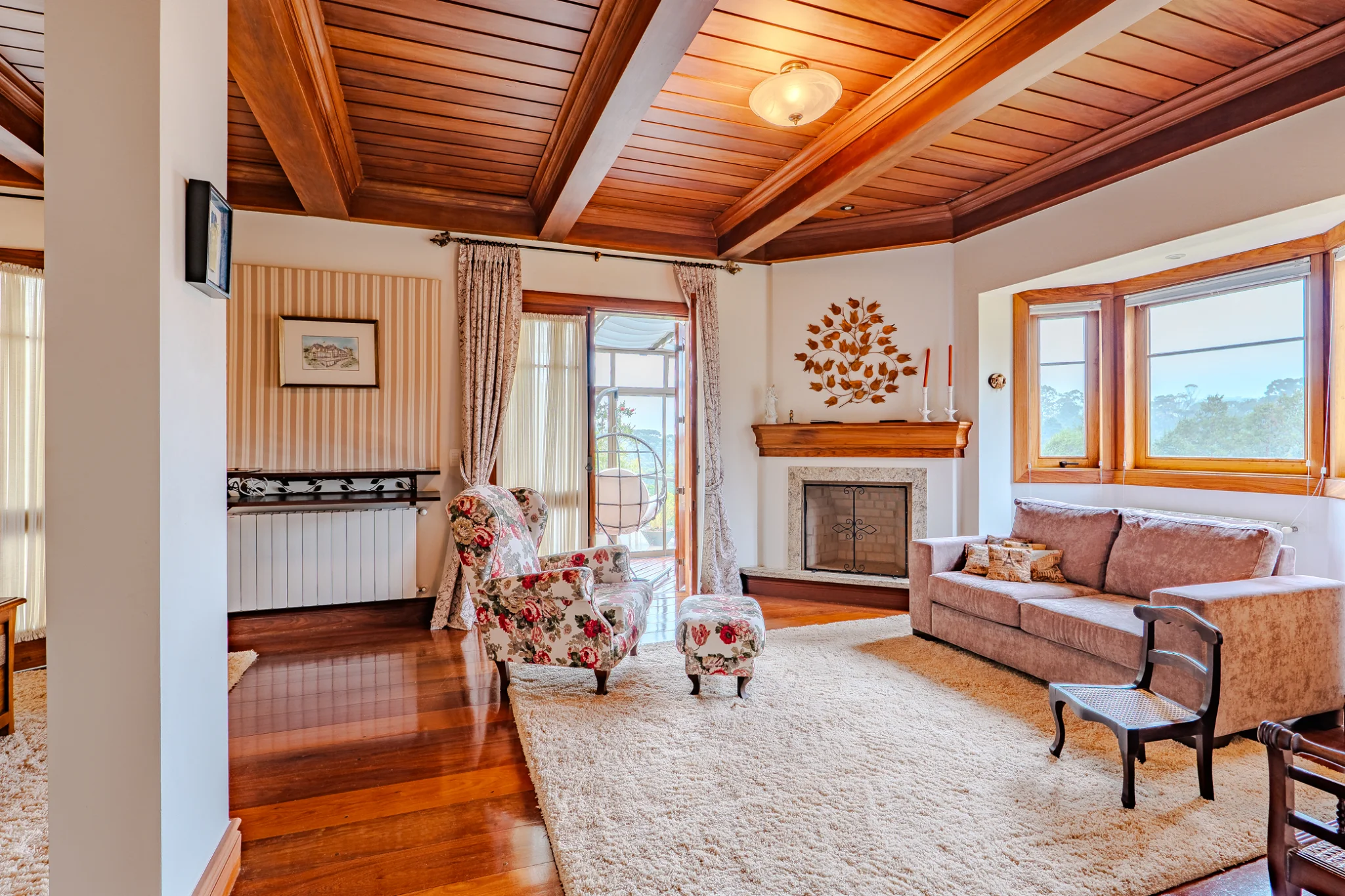 Casa à venda com 7 suítes no Condomínio Vila Simonsen em Campos do Jordão/SP. 