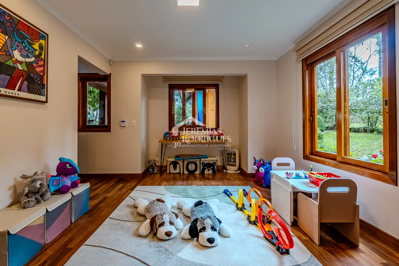 Casa à venda com 3 suítes no Condomínio Reserva Figueiredo em Campos do Jordão/SP.