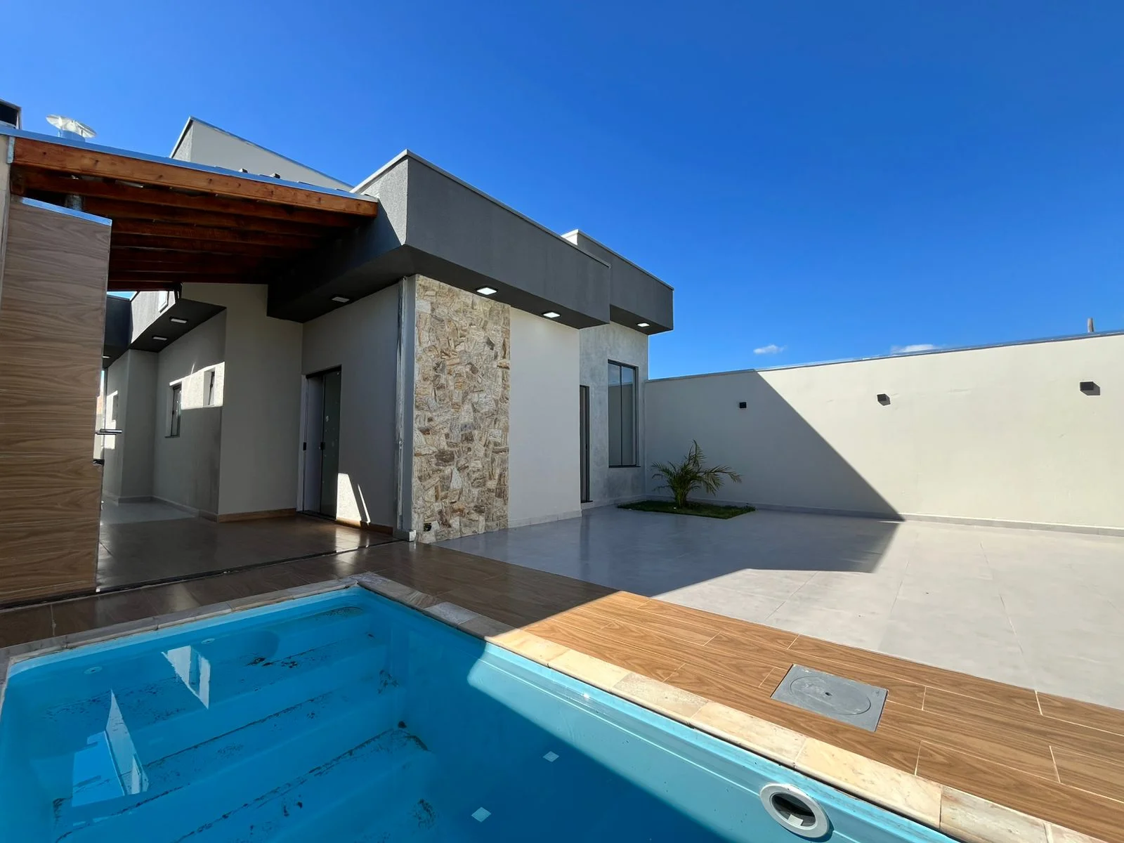 Casa à Venda em Pindamonhangaba com Piscina Privativa — 3 Dormitórios, Suíte, 102 m² | Próxima ao Centro