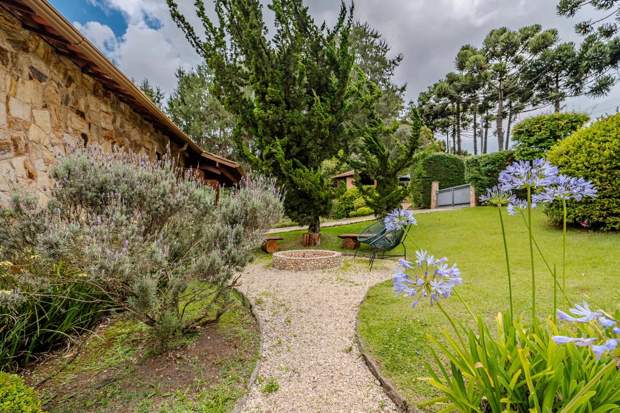 Casa estilo Toscana à venda com 4 suítes no Condomínio Vila Simonsen em Campos do Jordão/SP. 