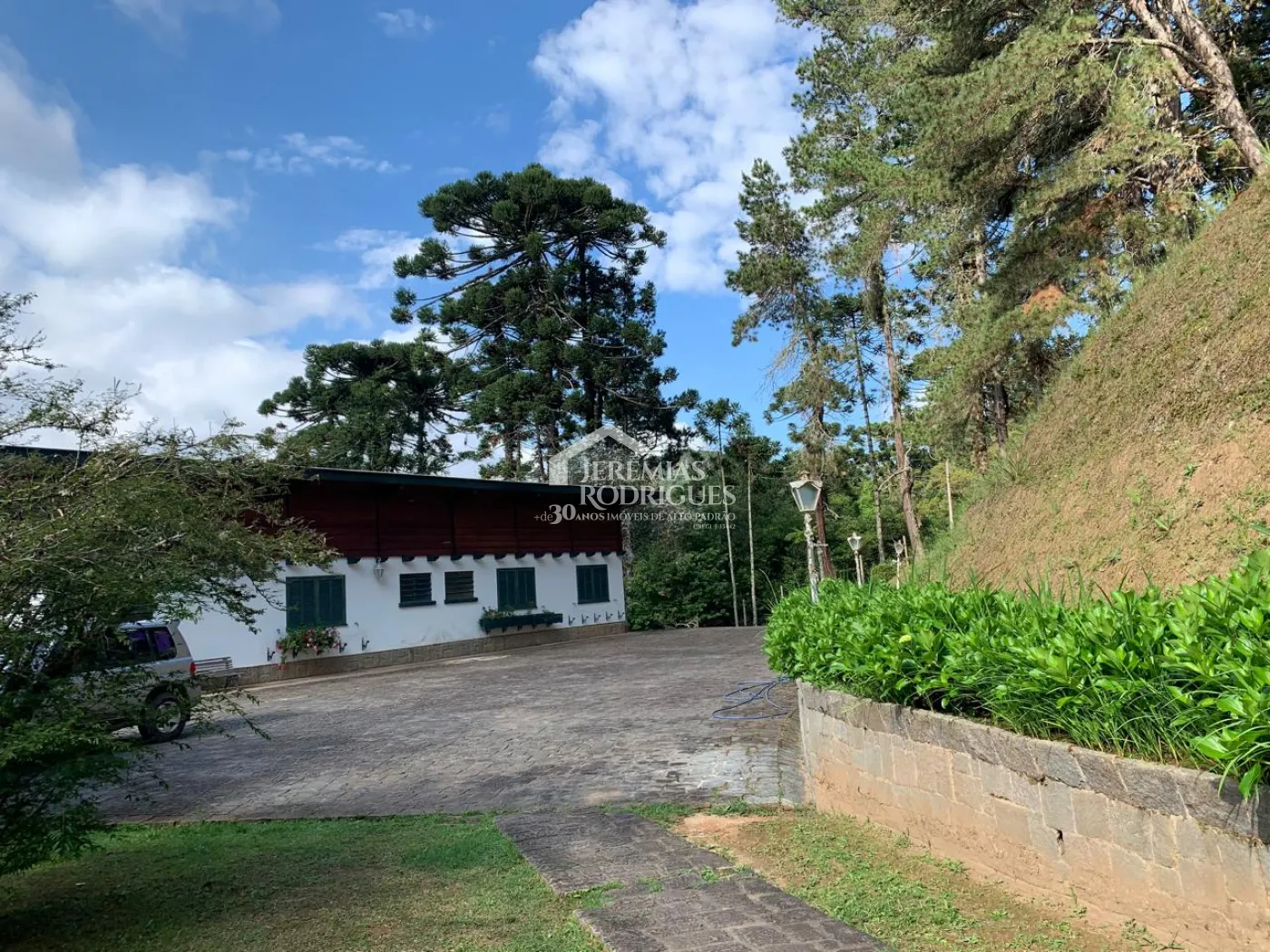 Casa para venda com 3 dormitórios no Jardim do Embaixador em Campos do Jordão/SP