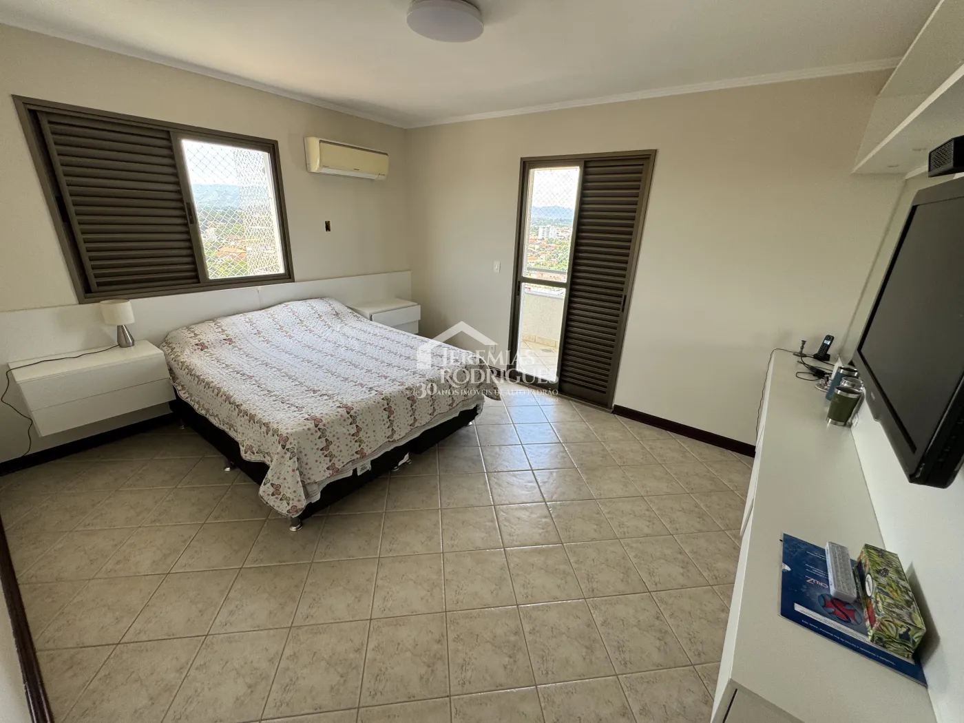 Apartamento à venda com 3 suítes, 276 m² no Edifício Vienna em Pindamonhangaba/SP.