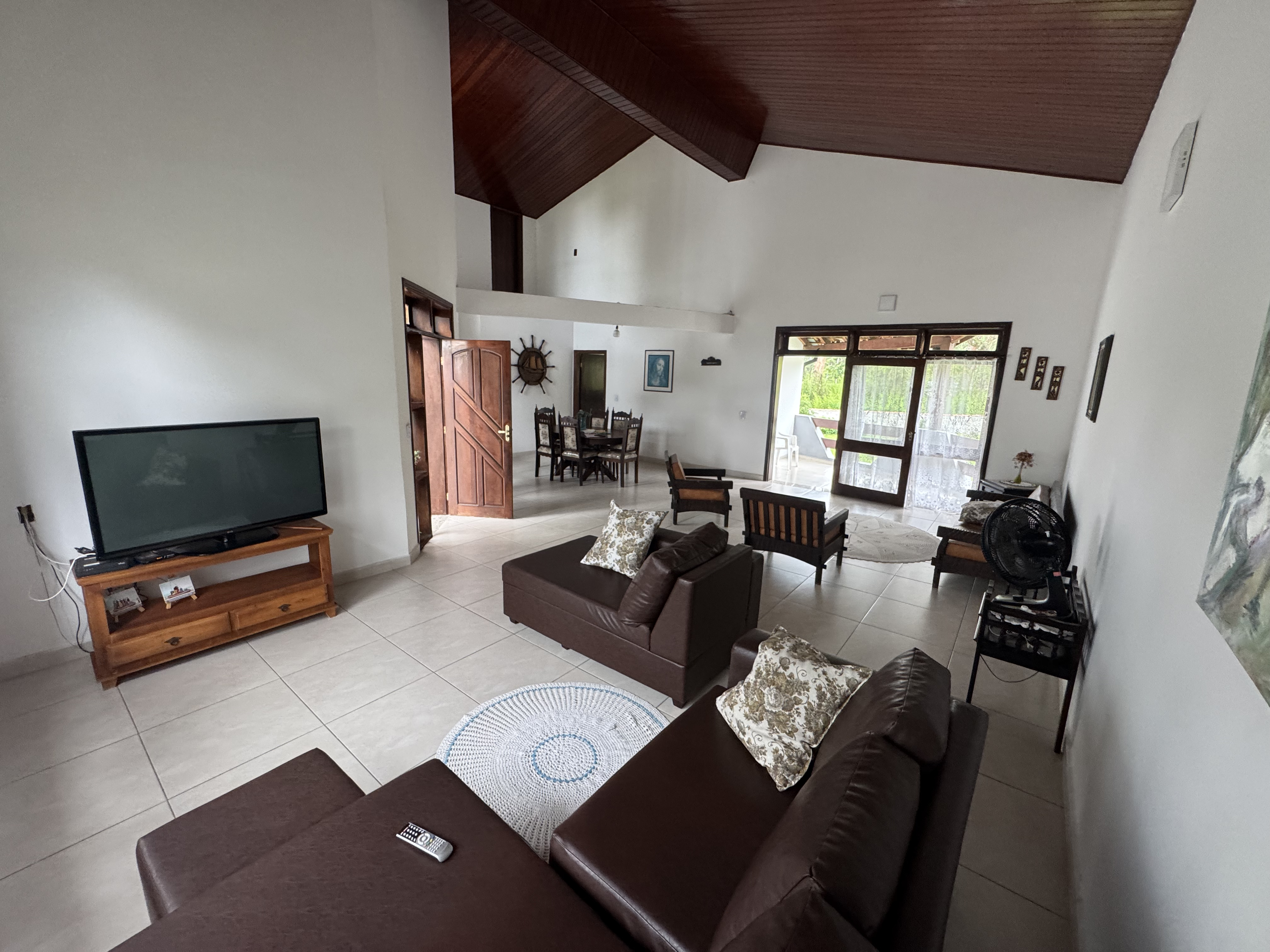 Casa à venda com 3 dormitórios no Condomínio Village Paineiras em Pindamonhangaba/SP.