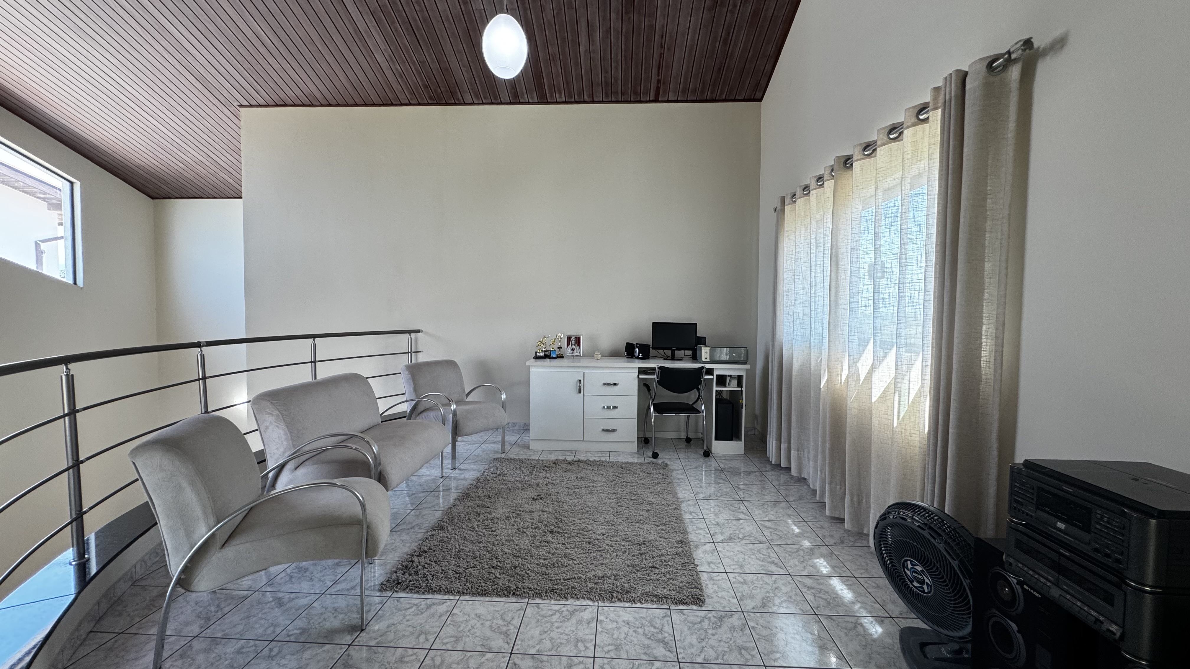 Casa à venda com 3 dormitórios no Condomínio Real Ville em Pindamonhangaba/SP.