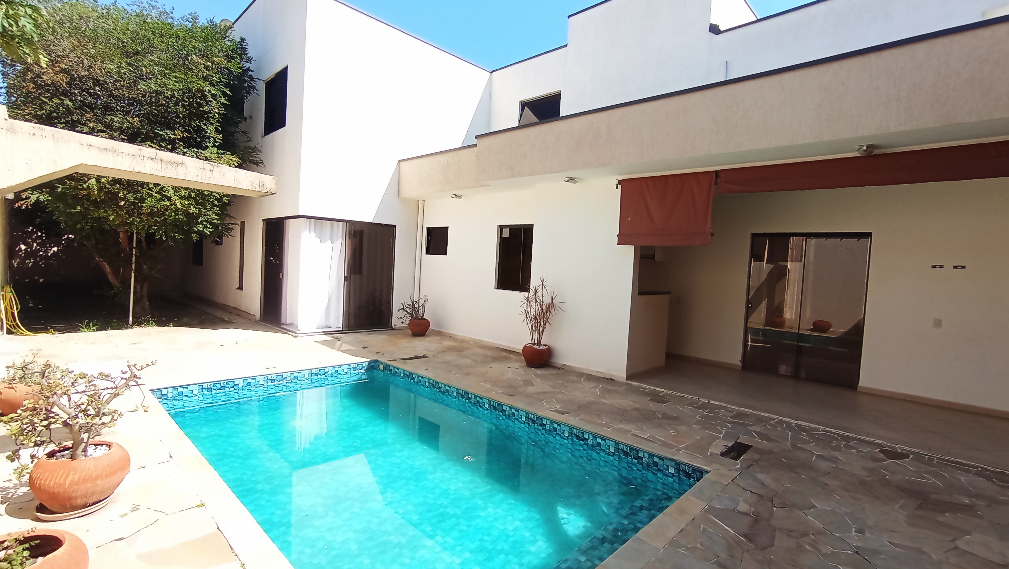 Casa à venda com 4 suítes no Condomínio Real Ville em Pindamonhangaba/SP. 