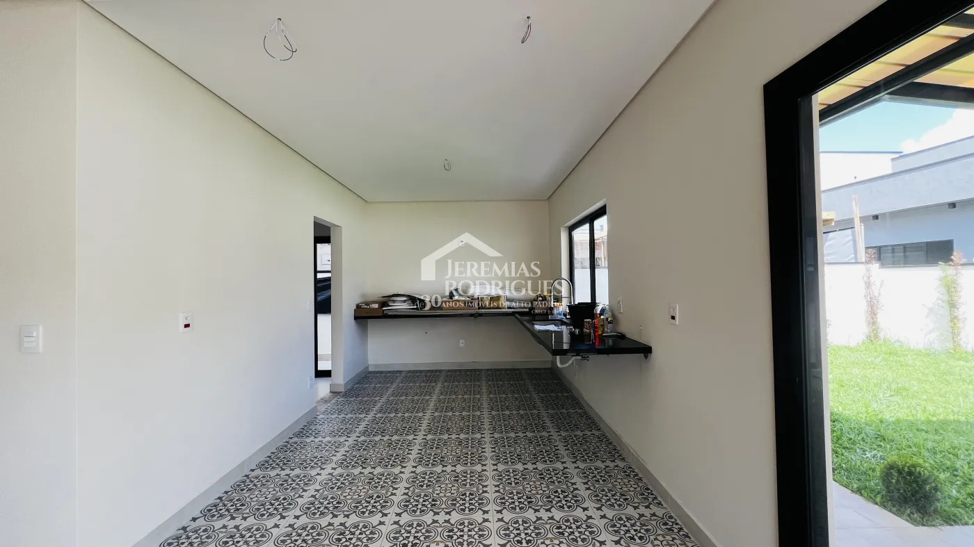 Casa assobradada à venda com 3 suítes no Condomínio e Ouro Ville em Taubaté/SP.