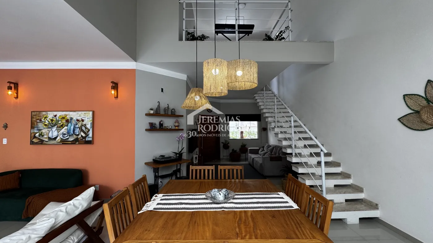 Casa à venda com 4 dormitórios no Condomínio Village do Sol em Pindamonhangaba/SP.