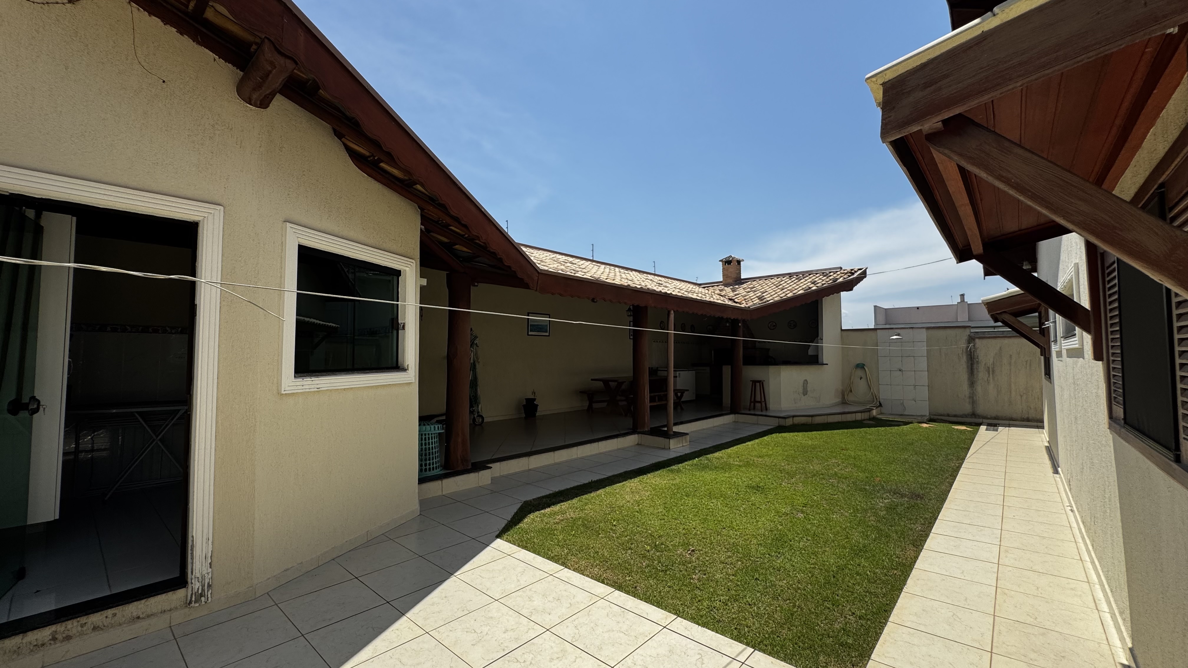 Casa à venda com 3 dormitórios no Condomínio Real Ville em Pindamonhangaba/SP.