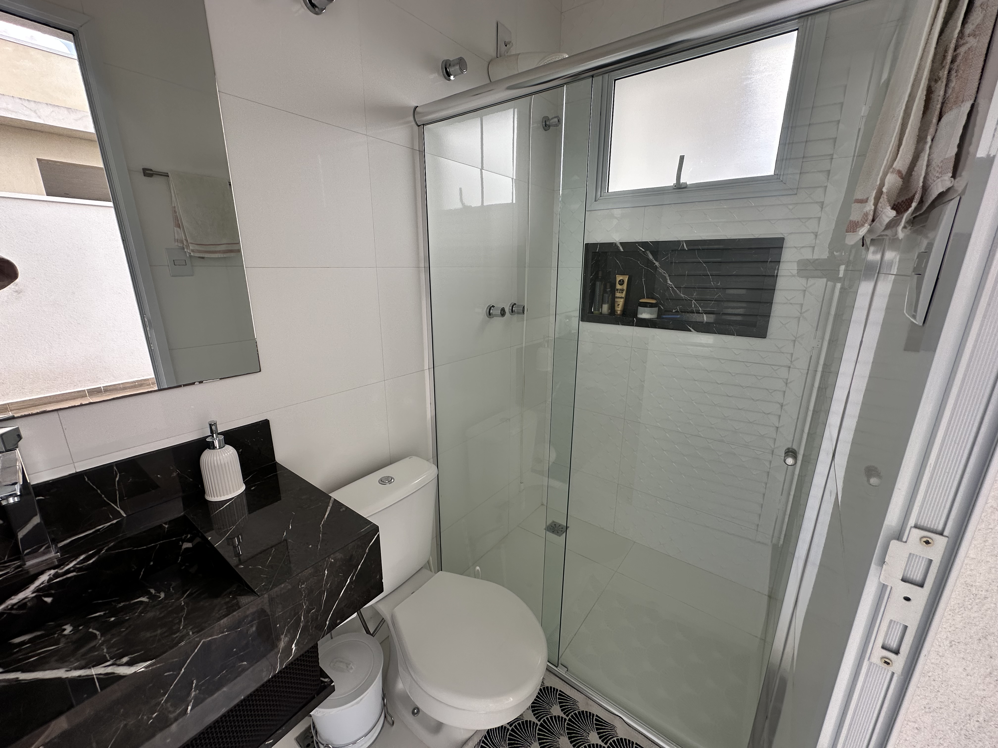 Casa para venda e locação com 3 suítes no Condomínio Reserva dos Lagos em Pindamonhangaba/SP.