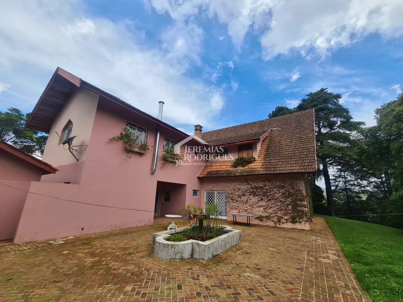 Casa à venda com 4 suítes no bairro Descansópolis em Campos do Jordão/SP.