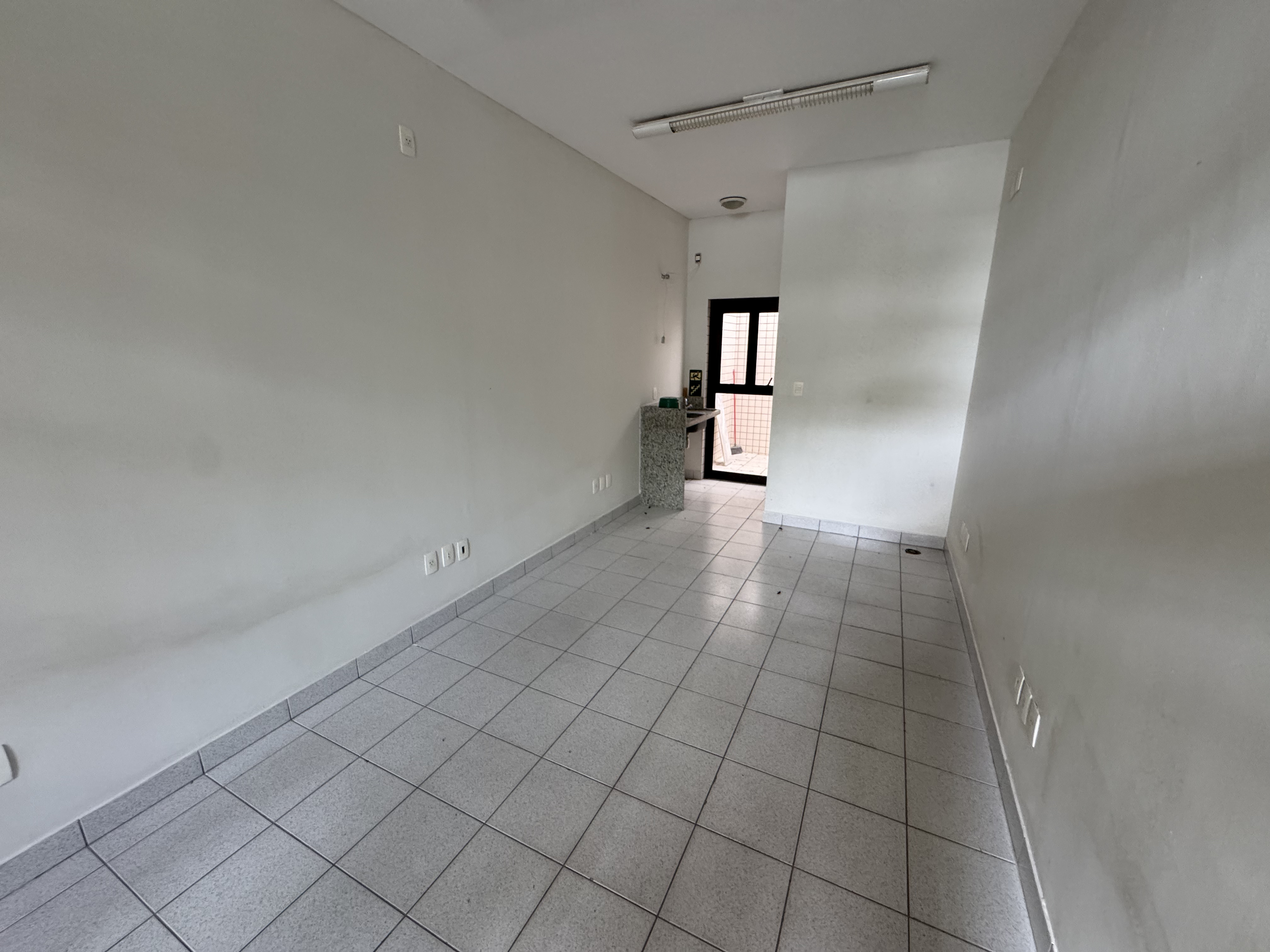 Prédio comercial para venda e locação no Centro em Pindamonhangaba/SP. 