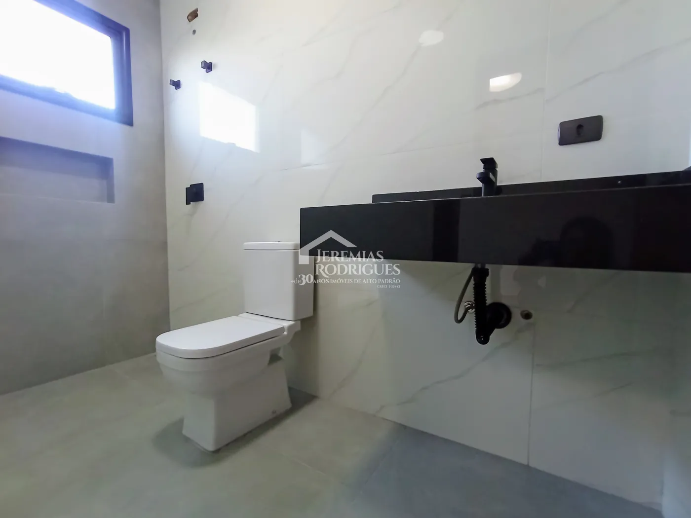 Casa à venda com 3 suítes no Condomínio Quinta das Palmeiras em Taubaté/SP.