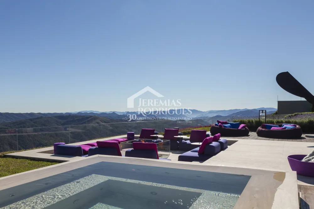 Mansão à venda no Condomínio Pedra do Fogo em Campos do Jordão/SP. 