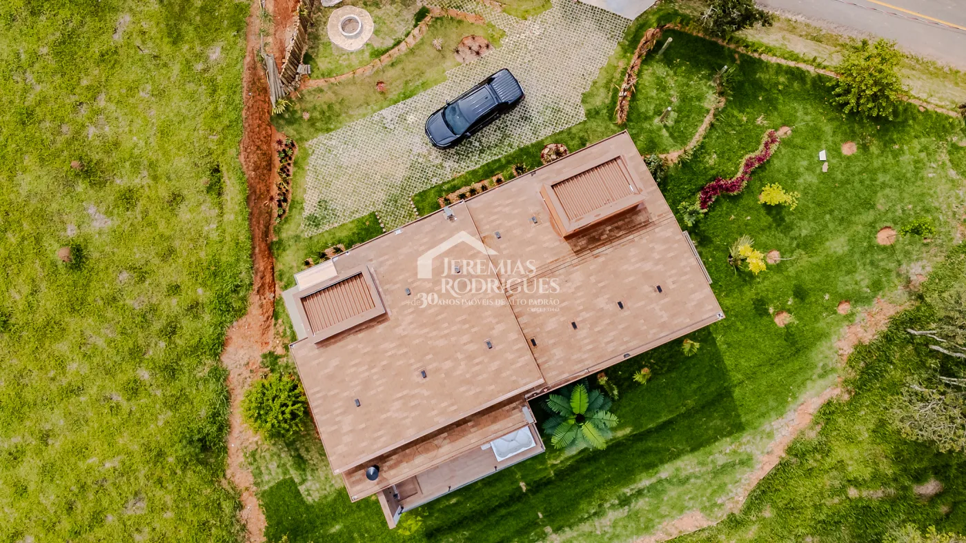 Casa à venda térrea com 2 suítes no Condomínio Parque da Mantiqueira em Santo Antônio do Pinhal/SP.