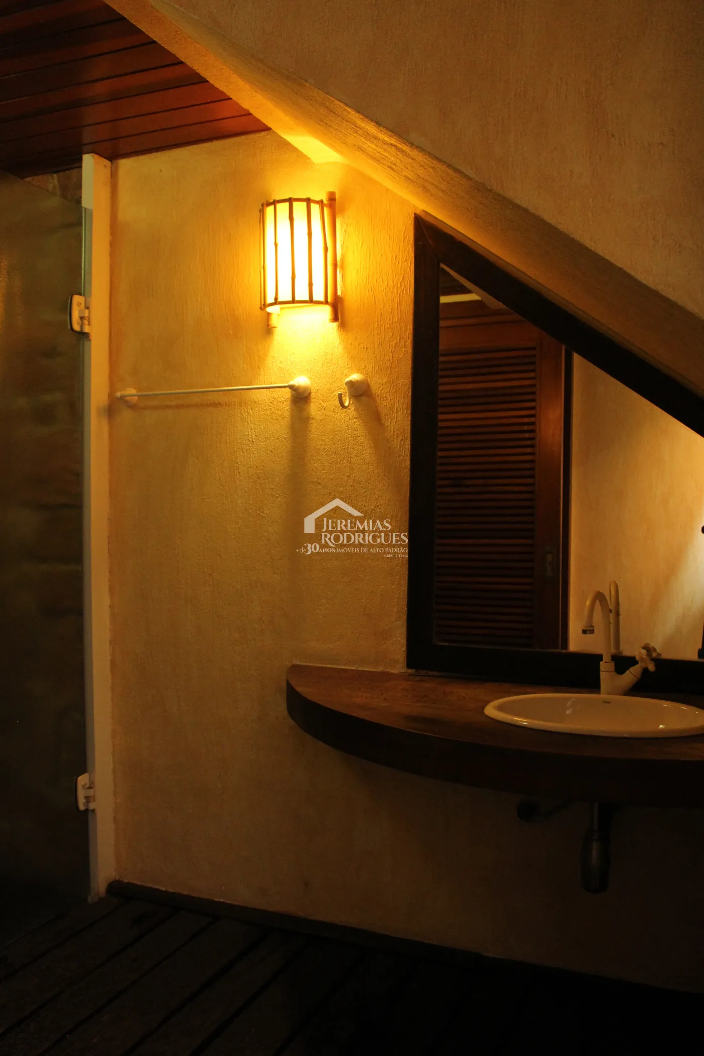 Casa para venda e locação com 5 dormitórios no Condomínio Taubaté Village em Taubaté/SP.