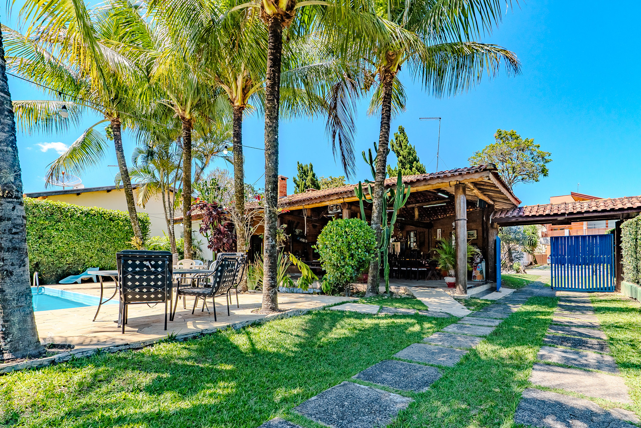 Casa à venda com 4 dormitórios no Condomínio Village Paineiras em Pindamonhangaba/SP.