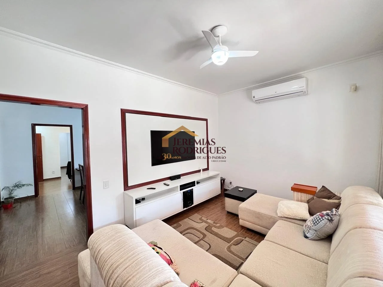 Casa à venda no bairro Jardim Residencial Doutor Lessa em Pindamonhangaba/SP.