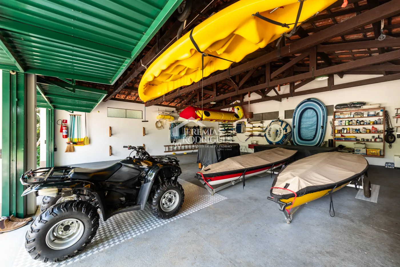 Sitio com 9 suítes, 2.600 m² - Piracaia/SP.