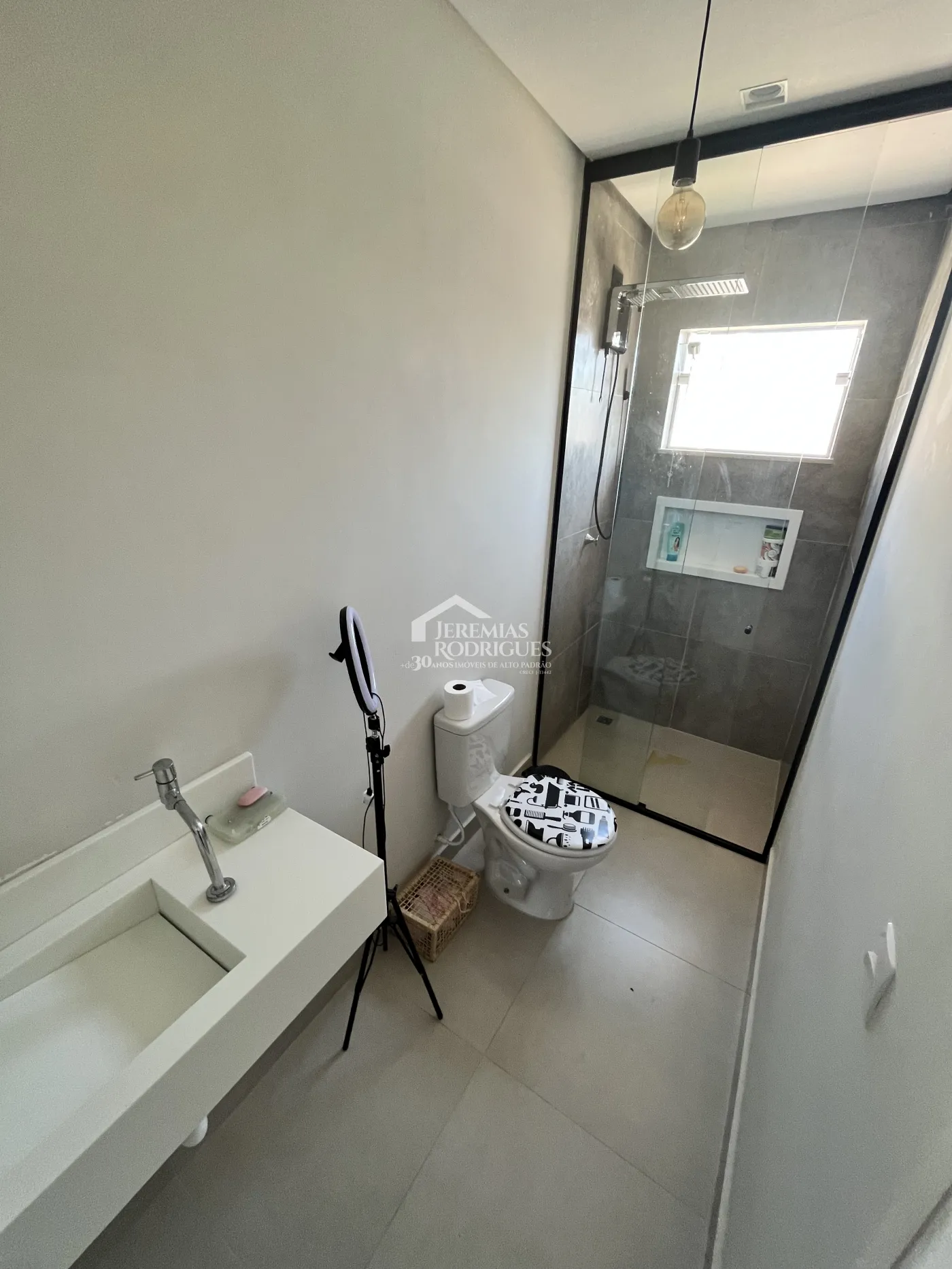 Casa assobradada à venda com 3 suítes no Condomínio Morada do Visconde em Tremembé /SP.