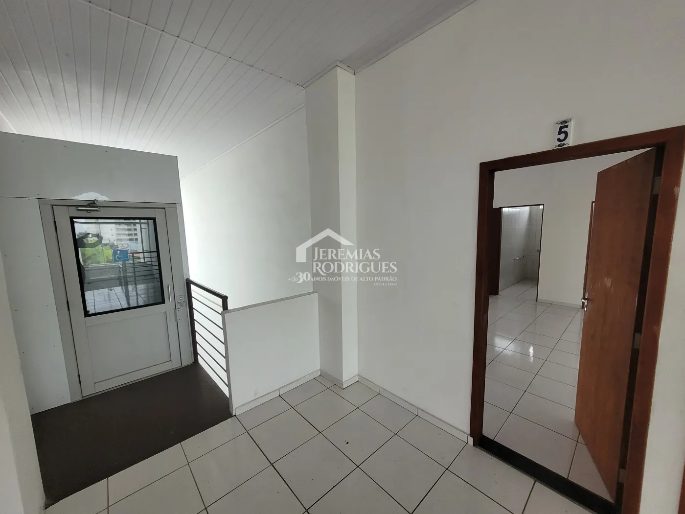 Sala comercial com 70 m² - Centro - Pindamonhangaba/SP.