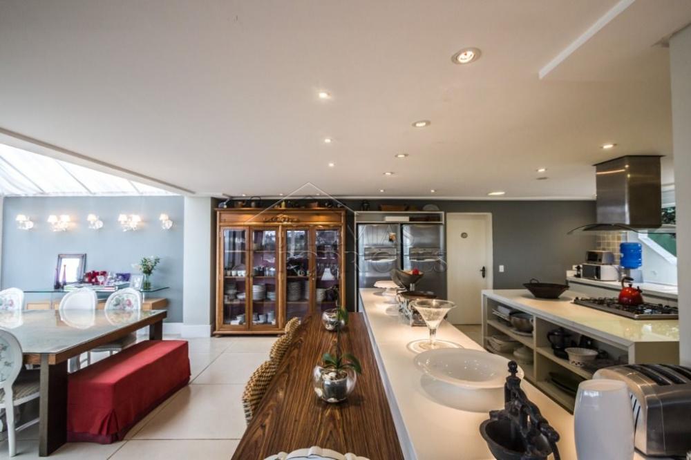 Casa à venda com 7 dormitórios no bairro Recanto das Araucárias em Campos do Jordão/SP.