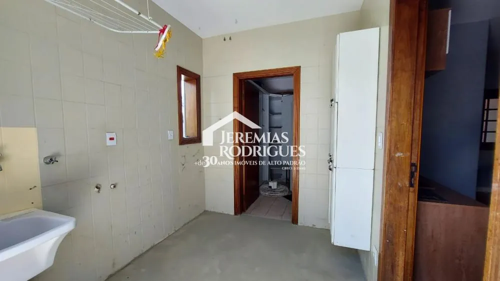 Casa térrea com 5 dorm - Condomínio Village Paineiras.