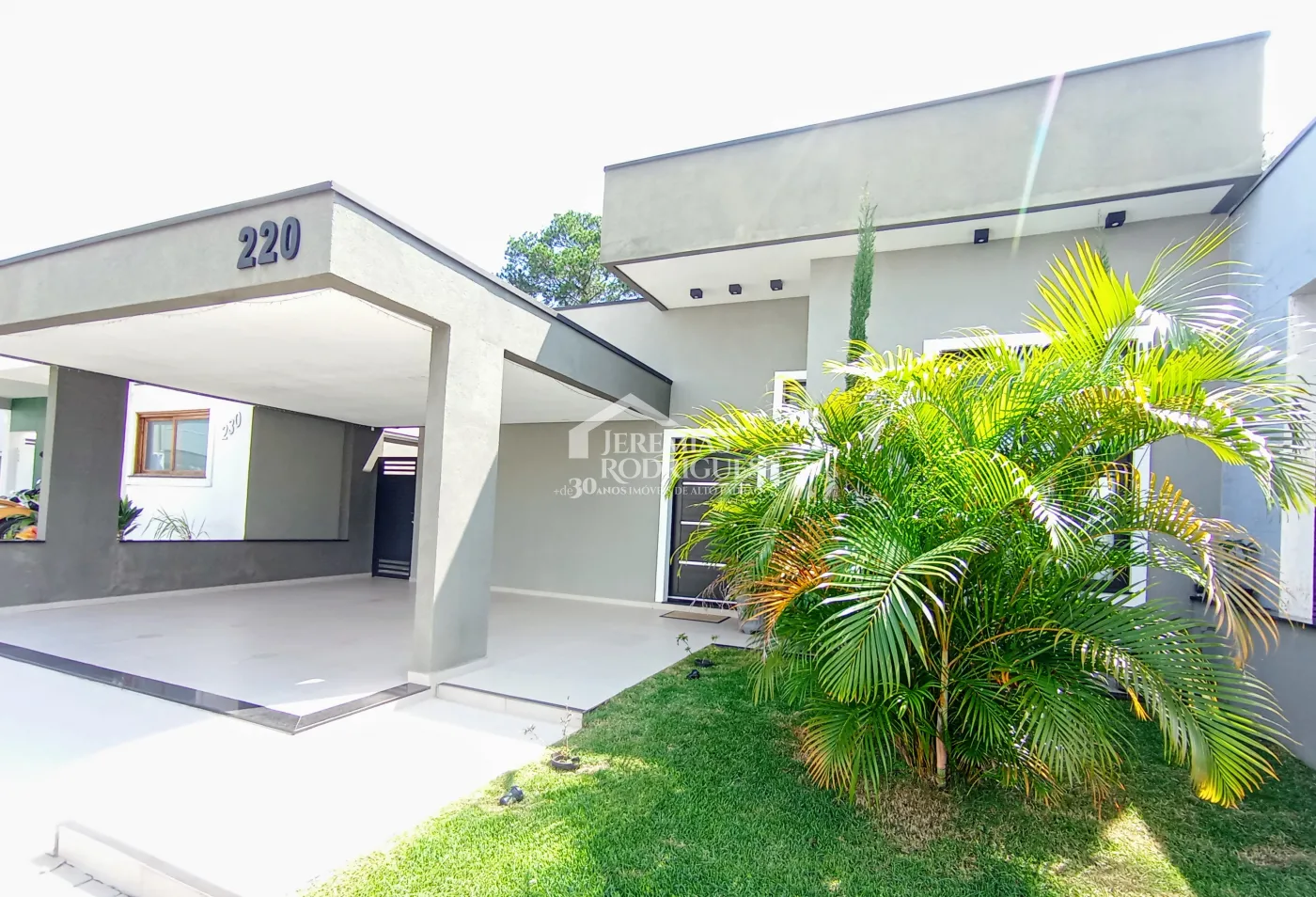 Casa à venda com 3 dormitórios no Condomínio Morada do Visconde em Tremembé/SP.
