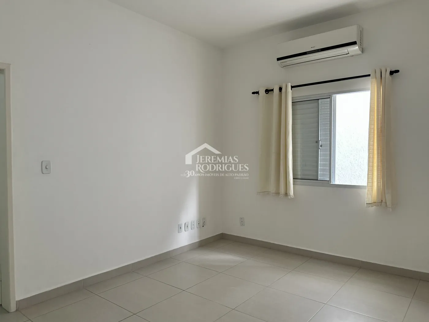 Casa para venda com 3 dormitórios no Condomínio Campos Do Conde I em Tremembé/SP