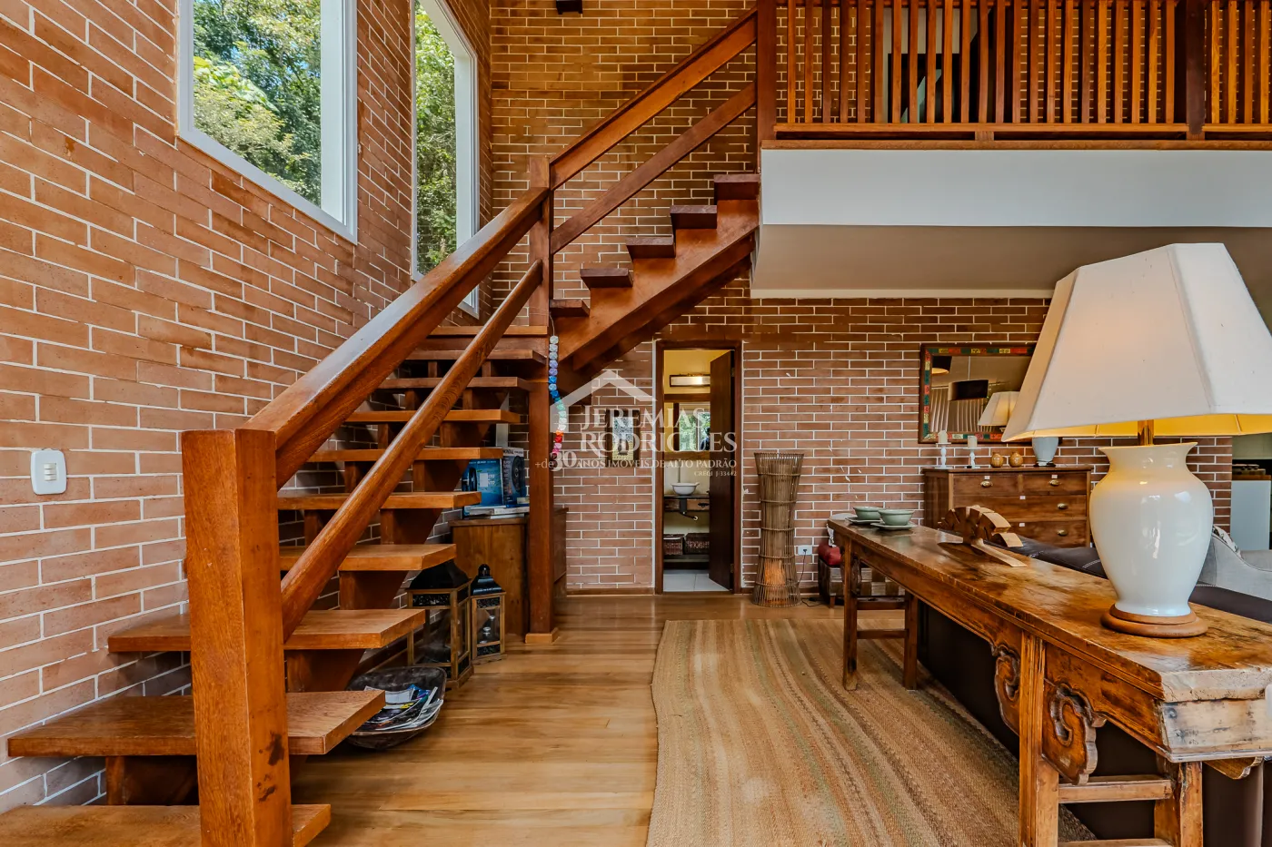 Casa assobradada à venda com 3 dormitórios no Condomínio Parque da Mantiqueira em Santo Antônio do Pinhal/SP.