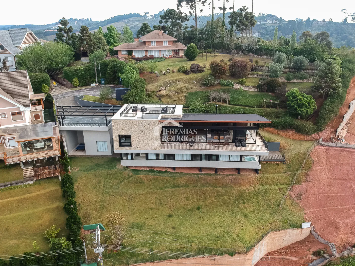 Casa com 5 quartos, 560 m²- Colinas Capivari - Campos do Jordão/SP