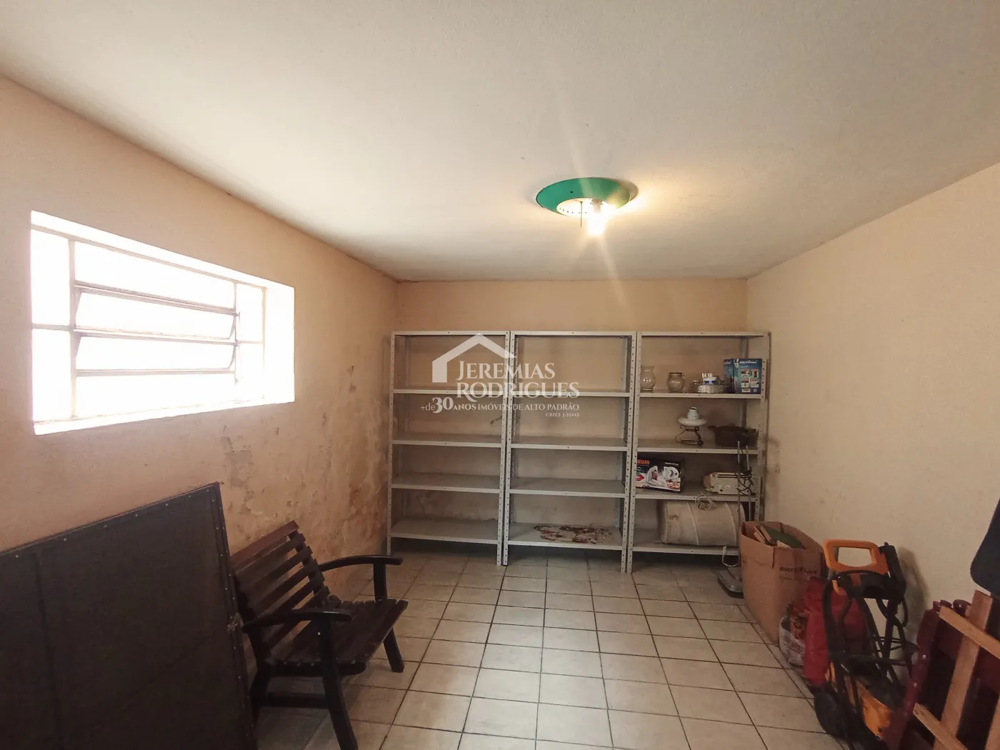 Casa para venda e locação no bairro Jardim Eulária em Taubaté/SP.