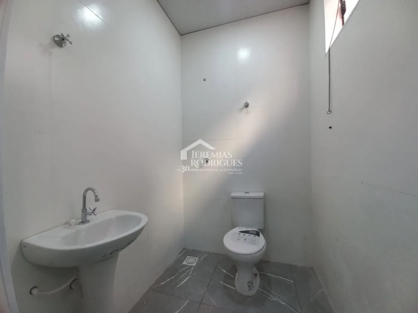 Galpão com 144 m² no bairro Residencial Jardim Aurora em Pindamonhangaba/SP.