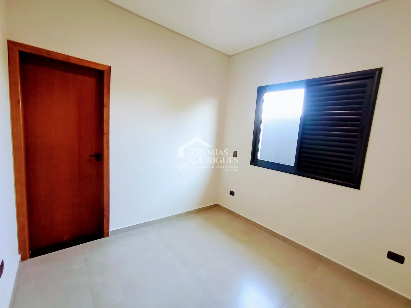 Casa à venda com 3 suítes no Condomínio Quinta das Palmeiras em Taubaté/SP.