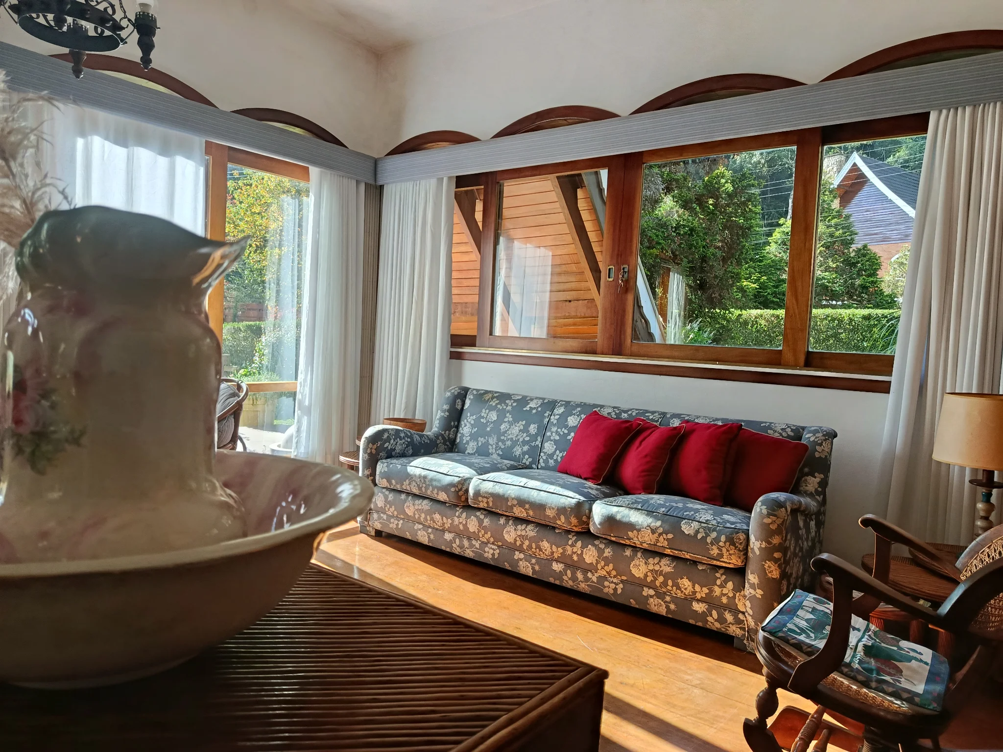 Casa à venda com 4 suítes no Alto do Capivari em Campos do Jordão/SP.