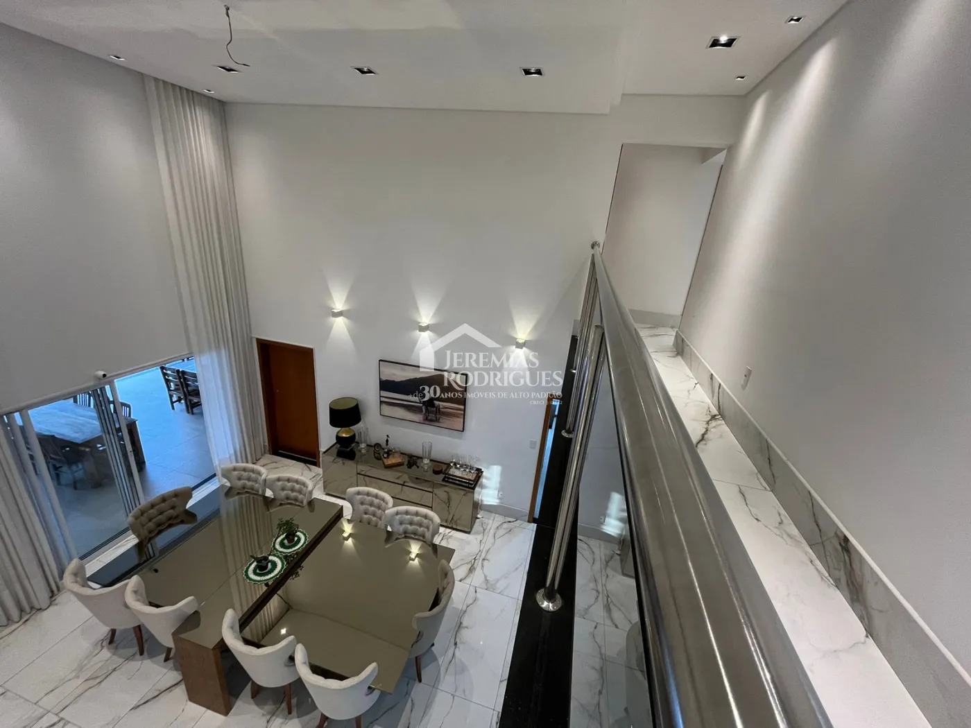Casa assobradada à venda com 4 dormitórios no Condomínio Residencial Eldorado, em Tremembé/SP.