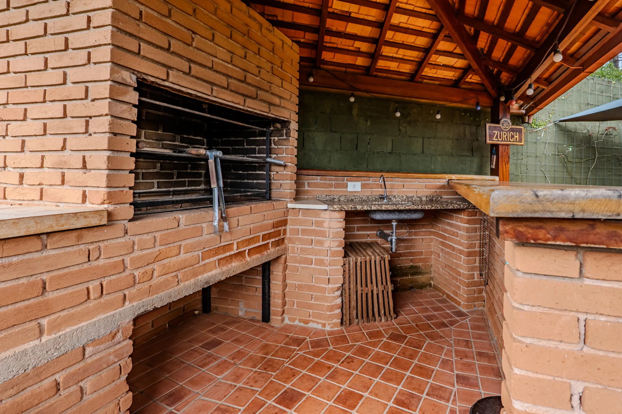 Casa estilo Toscana à venda com 4 suítes no Condomínio Vila Simonsen em Campos do Jordão/SP. 