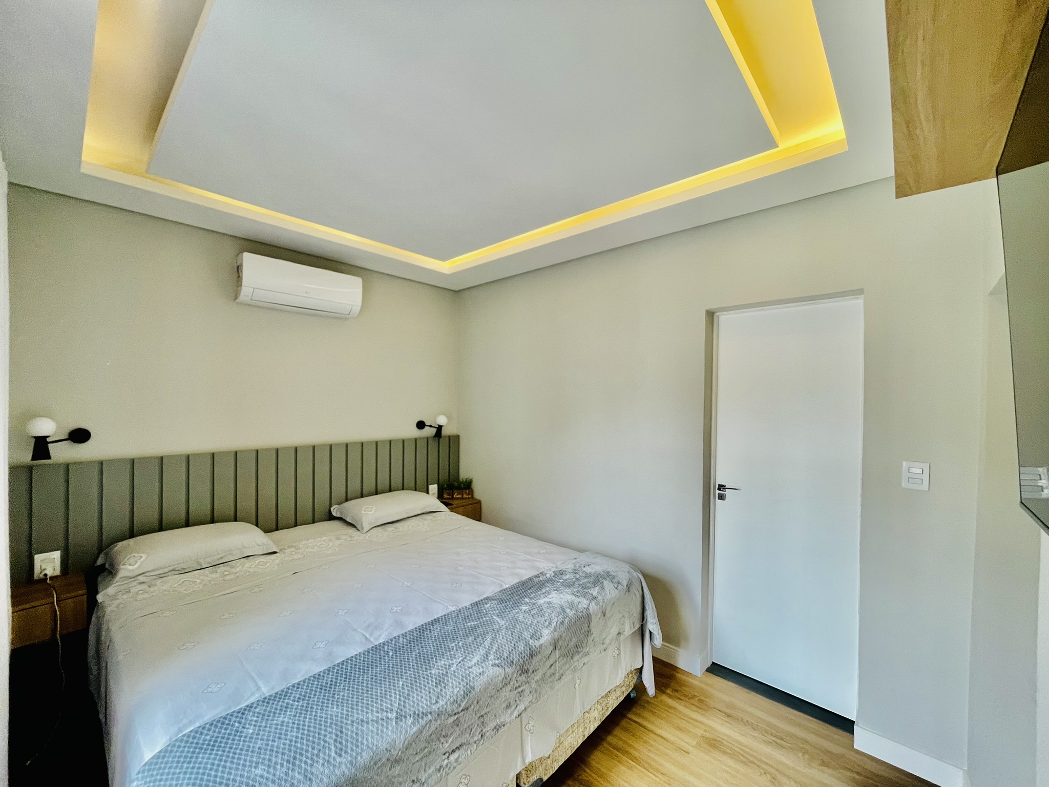 Casa à venda com 3 dormitórios no Condomínio Portal dos Ipês em Taubaté/SP.