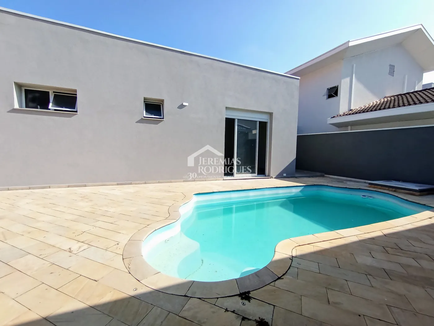 Casa à venda com 3 dormitórios no Condomínio Taubaté Village em Taubaté/SP.