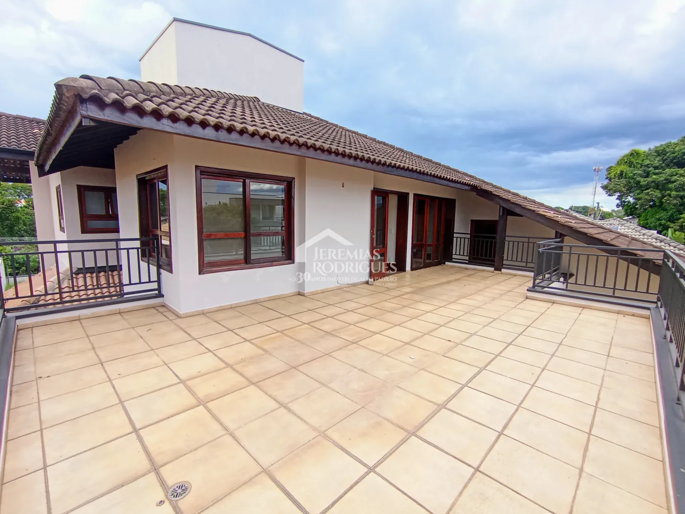 Casa à venda e locação com 4 suítes no Condomínio Colonial Village I em Pindamonhangaba/SP.